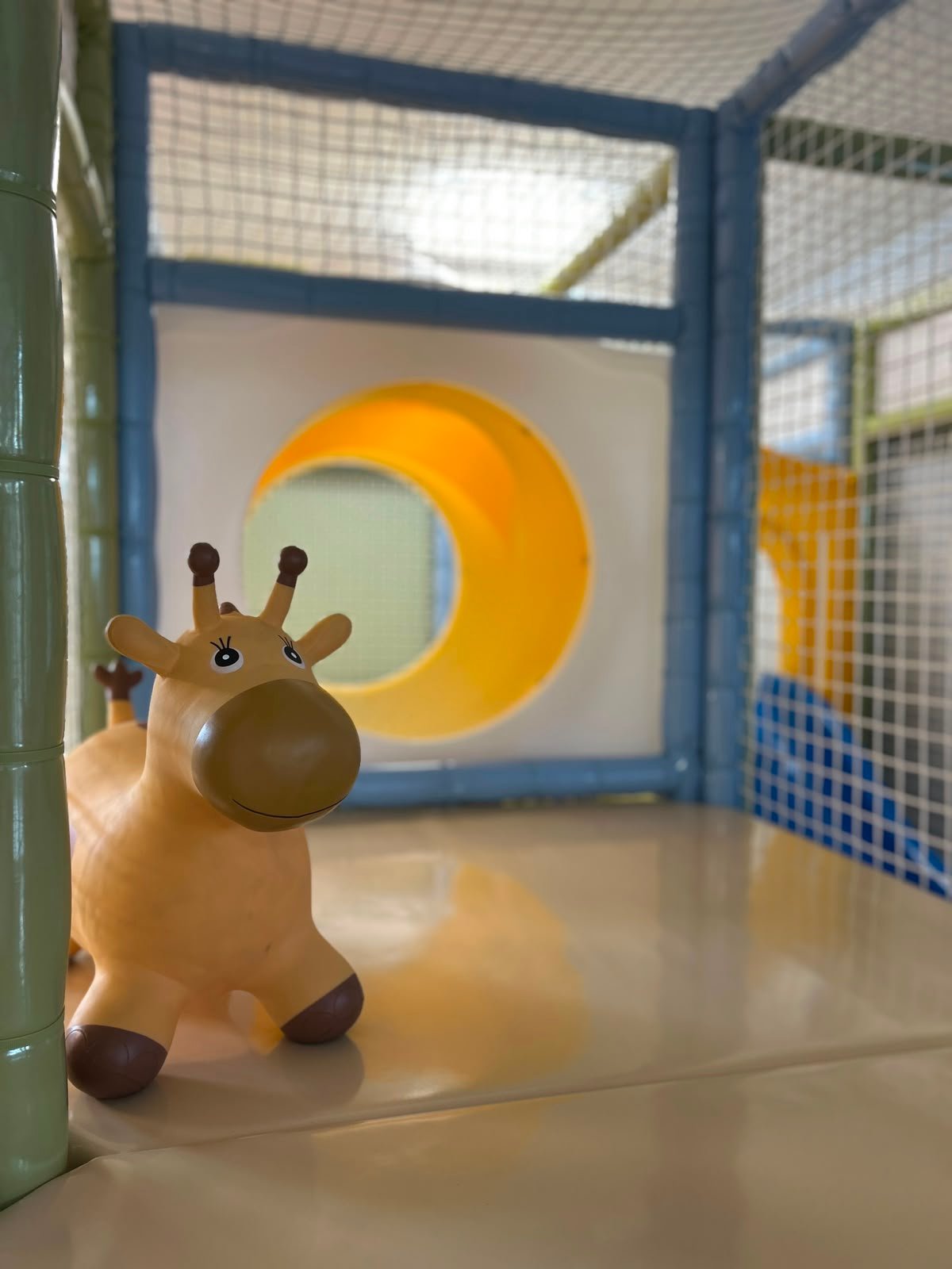 Kletterturm und Bällebad im WOLKELINO Kinder-Spielraum in Schwechat