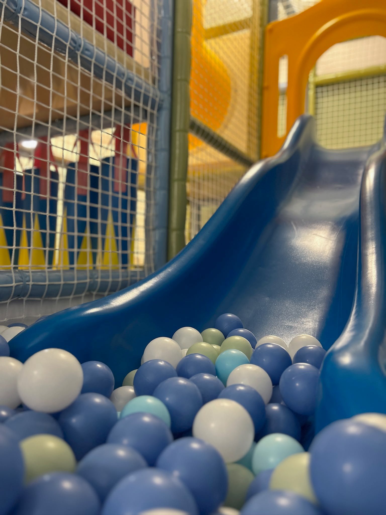 Rutsche und Bällebad im WOLKELINO Kinder-Spielraum in Schwechat